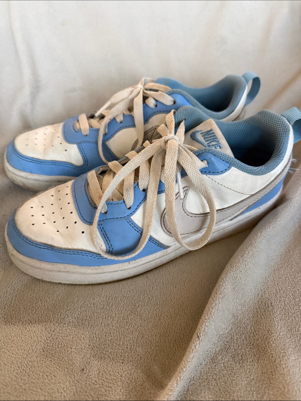 Nike Kids Low-Top Sneakers in White and Light Blue